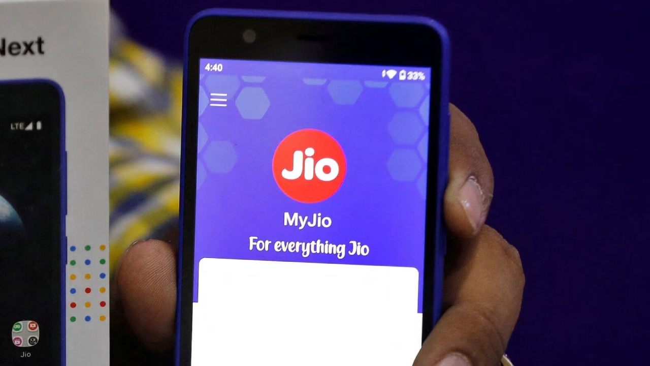 Jio has brought the world's cheapest 4G smartphone for just 999 rupees